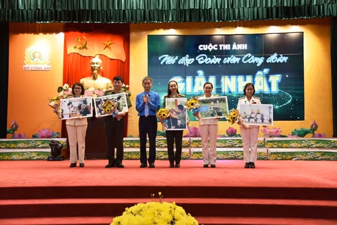 Đồng chí Trần Văn Thuật trao giải Nhất cuộc thi ảnh "Nét đẹp đoàn viên Công đoàn CAND" cho các tác giả