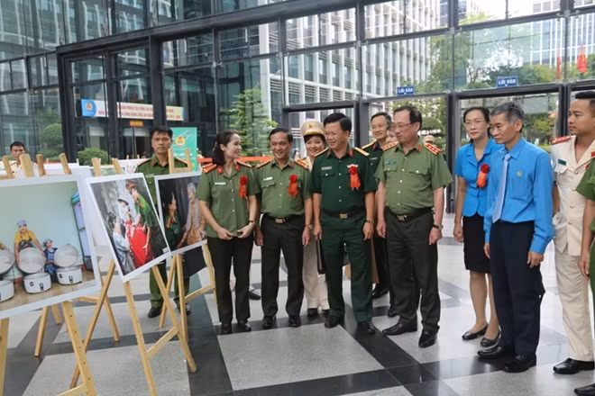 Thứ trưởng Nguyễn Văn Thành và đồng chí Trần Văn Thuật cùng các đại biểu tham quan triển lãm ảnh "Nét đẹp đoàn viên Công đoàn CAND".