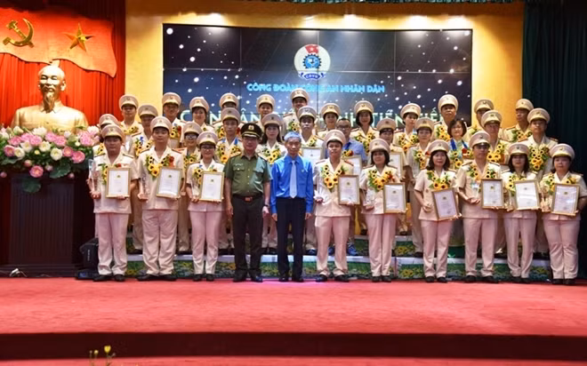 Thứ trưởng Nguyễn Văn Thành và đồng chí Trần Văn Thuật trao Chứng nhận cho các cá nhân điển hình tiên tiến Công đoàn CAND