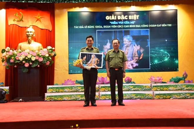 Thứ trưởng Nguyễn Văn Thành trao giải Đặc biệt cuộc thi ảnh "Nét đẹp đoàn viên Công đoàn CAND" cho tác giả Lê Đăng Khoa