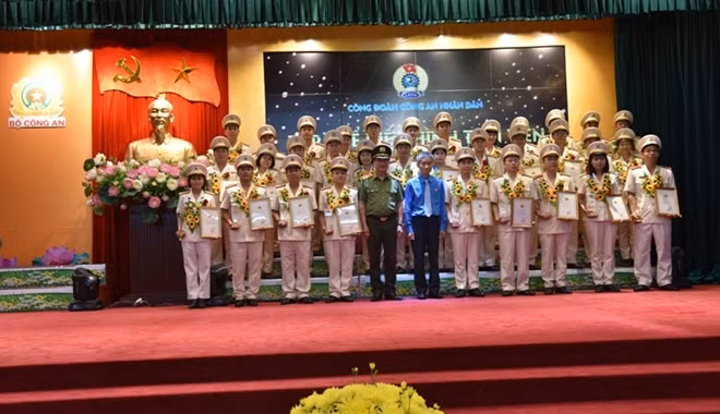 Thứ trưởng Nguyễn Văn Thành và đồng chí Trần Văn Thuật trao Chứng nhận cho các tập thể điển hình tiên tiến Công đoàn CAND, giai đoạn 2015 - 2020.