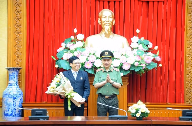 GS.TS, Bộ trưởng Tô Lâm trao Kỷ niệm chương "Bảo vệ An ninh Tổ quốc" tặng đồng chí Phạm Chí Thành