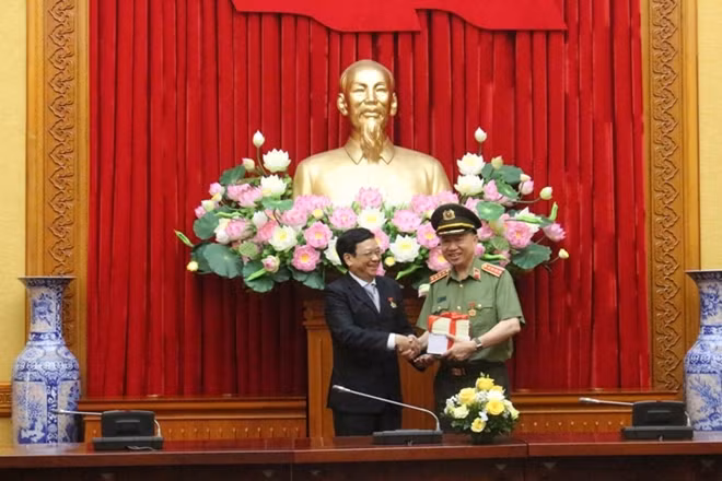 Đồng chí Phạm Chí Thành trao sách của Nhà xuất bản tặng đồng chí Bộ trưởng Bộ Công an