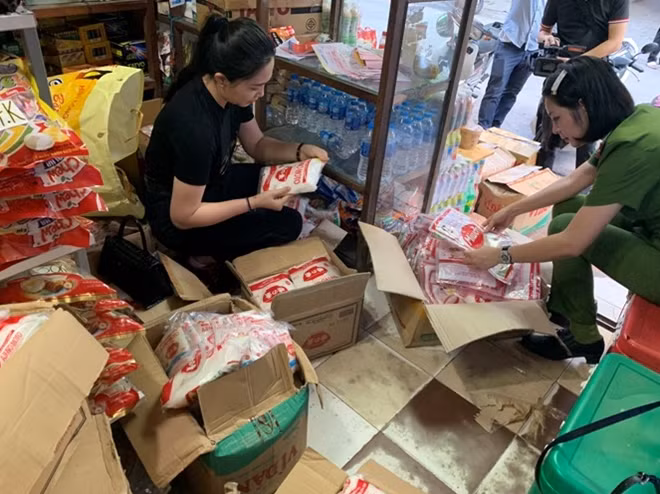 Cơ quan Công an kiểm tra mì chính nhãn hiệu Ajinomoto và Miwon bị làm giả