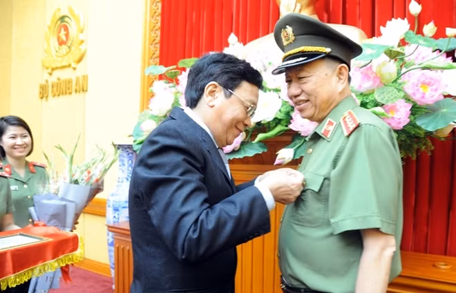 Đồng chí Phạm Chí Thành trao Kỷ niệm chương "Vì sự nghiệp xuất bản sách chính trị, lý luận, pháp luật của Đảng và Nhà nước" tặng GS.TS, Bộ trưởng Tô Lâm