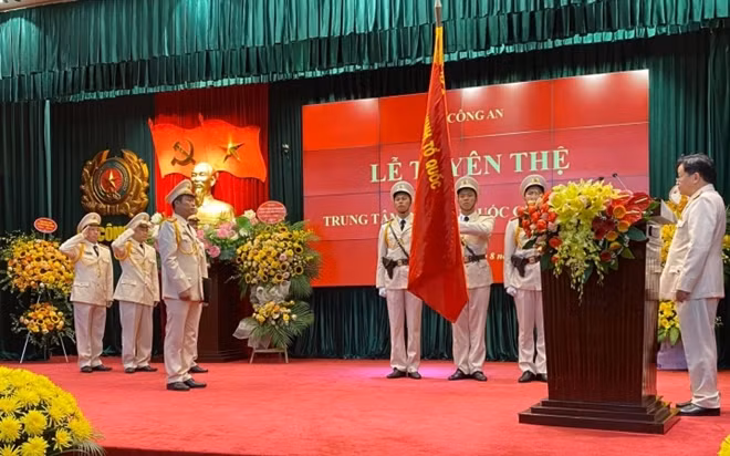 Thượng tá Tô Anh Dũng tuyên thệ khi nhận nhiệm vụ kiêm nhiệm Giám đốc Trung tâm Dữ liệu Quốc gia về dân cư