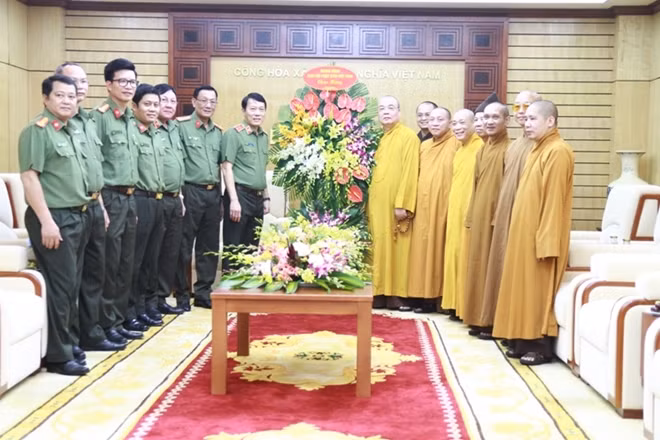 Đoàn đại biểu Trung ương Giáo hội Phật giáo Việt Nam tặng hoa chúc mừng Bộ Công an nhân kỷ niệm 75 năm Ngày truyền thống CAND.