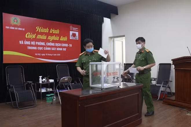Ngay sau khi hiến máu tình nguyên, lãnh đạo và CBCS Cục CSHS quyên góp ủng hộ phòng, chống dịch COVID-19