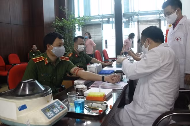 Thiếu tướng Trần Ngọc Hà tham gia hiến máu tình nguyện