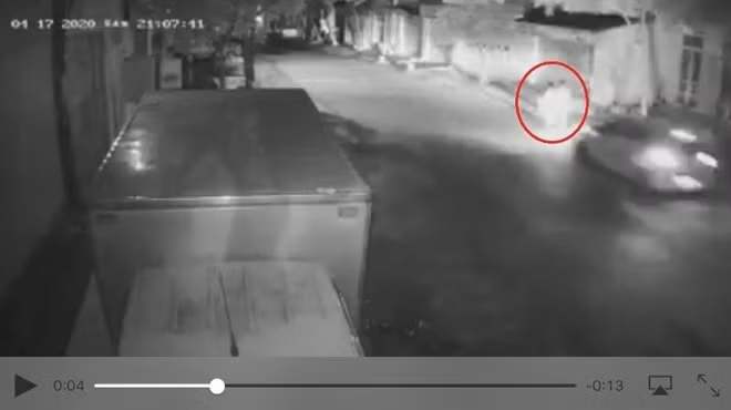 Hình ảnh camera ghi lại xe ô tô đâm 2 chị em đi tập thể dục