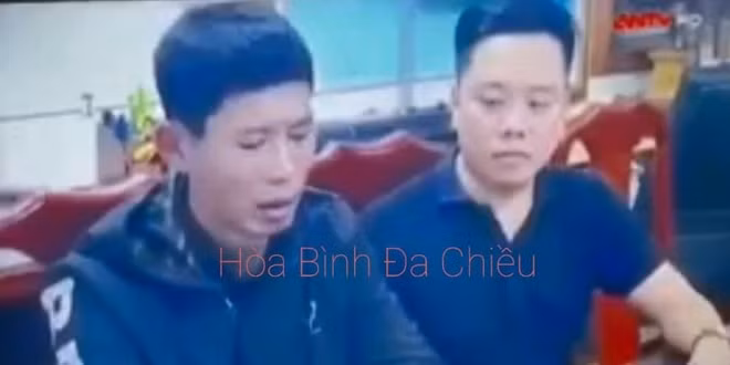 Đối tượng Phạm Văn Sỹ (bên trái) tại cơ quan Công an