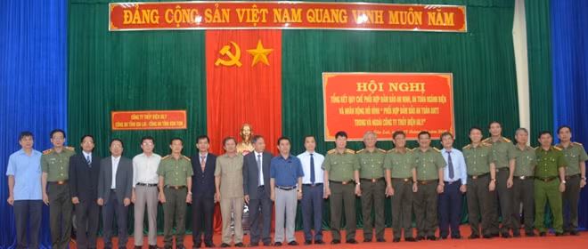 Thứ trưởng Bùi Văn Nam và các đại biểu tại Hội nghị.