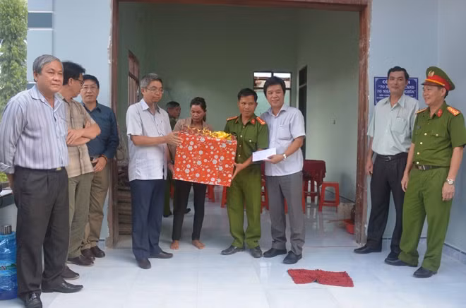 Trao nhà tình nghĩa và tặng quà cho gia đình Thượng úy Dinh Học.