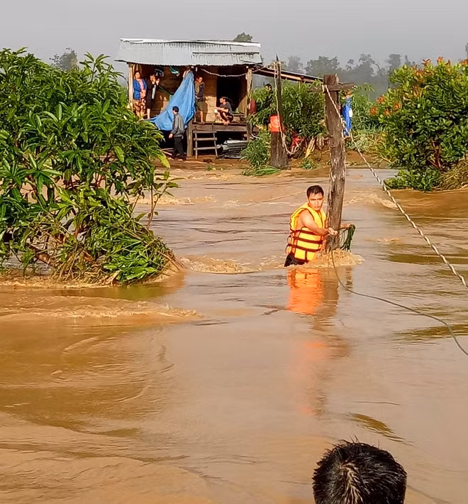 Bộ đội Biên phòng Gia Lai cứu người dân thoát khỏi vùng lũ.