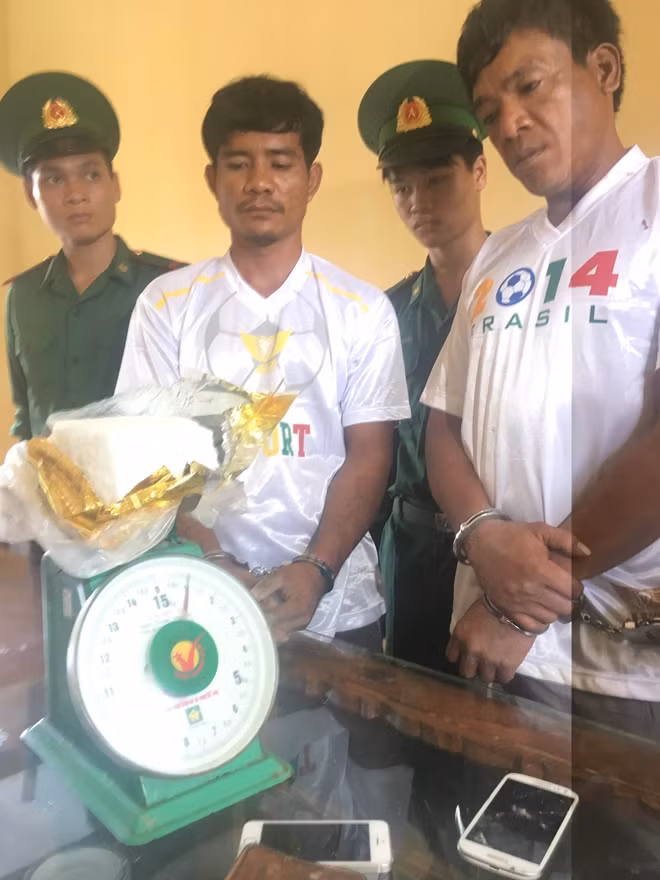 Hai đối tượng vận chuyển ma túy (áo trắng) cùng tang vật.