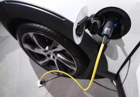 Mẫu cổng sạc của chiếc SUV hạng sang Volvo XC-90. Hệ dẫn động hybrid sạc điện có tên T8 trên Volvo XC90 giúp xe có công suất tối đa 400 mã lực và mô-men xoắn cực đại 472 lb-ft. Nếu chỉ chạy điện, Volvo XC-90 có thể đi được quãng đường lên đến 40km.