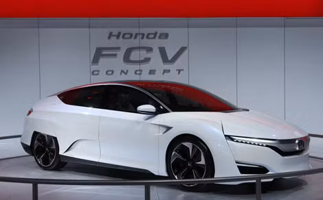 Mẫu concept Honda FCV. Xe dùng động cơ hydrogen có thể chạy 700km sau mỗi 3 phút nạp đầy nhiên liệu. Cùng với chiếc Toyota Mirai – Honda FCV sẽ là những chiếc xe được kỳ vọng tạo nên cuộc cách mạng giao thông toàn thế giới.