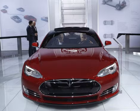 Hãng xe điện Tesla cũng mang đến triển lãm Detroit một siêu phẩm - Tesla S. Tesla luôn tạo ra các loại xe chạy điện có tốc độ rất cao.