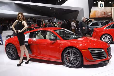 Một chân dài khác khoe sắc bên cạnh chiếc Audi R8 V10.