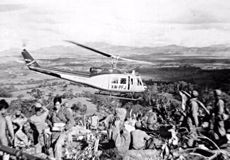 Trực thăng Bell 205 của AA tiếp tế vũ khí cho đội quân Vàng Pao ở Lào. Trực thăng Bell 205 của AA tiếp tế vũ khí cho đội quân Vàng Pao ở Lào.