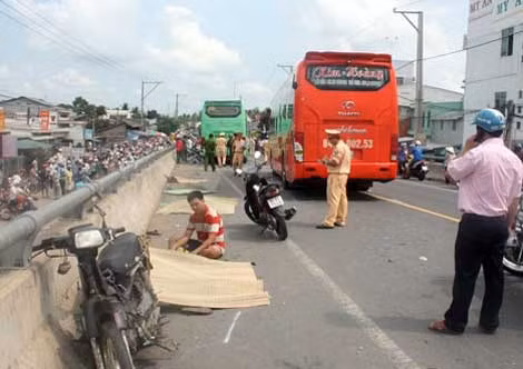 Một vụ tai nạn do xe khách chạy quá tốc độ gây ra. Một vụ tai nạn do xe khách chạy quá tốc độ gây ra.