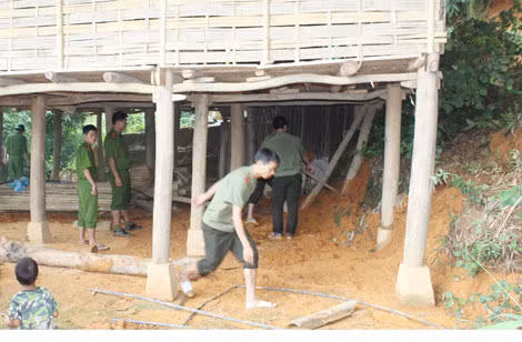 Cán bộ chiến sĩ Công an huyện Tuần Giáo giúp dân sau trận lũ. Ảnh: Trường Long