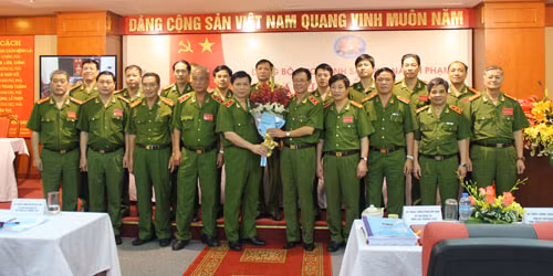 Lãnh đạo Tổng cục Cảnh sát và các đại biểu chúc mừng Ban Chấp hành Đảng bộ Cục Cảnh sát truy nã tội phạm, nhiệm kỳ 2015-2020. .