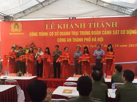 Thiếu tướng Nguyễn Đức Chung, Giám đốc Công an TP Hà Nội với các đại biểu cắt băng khánh thành cơ sở doanh trại Trung đoàn Cảnh sát cơ động.