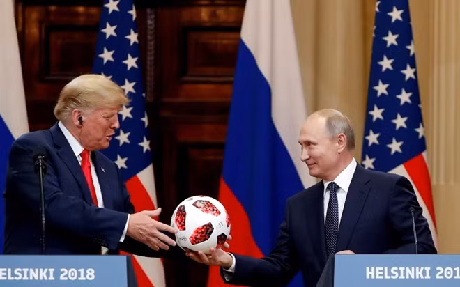 Tổng thống Nga Vladimir Putin và cựu Tổng thống Mỹ Donald Trump trong một sự kiện hồi năm 2018. Ảnh Reuters.