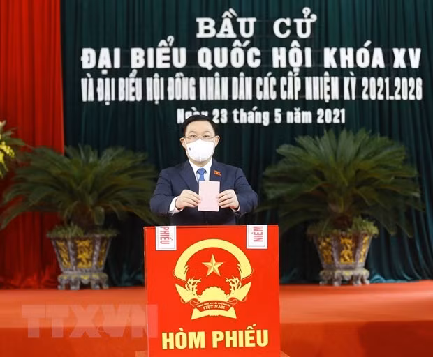 Chủ tịch Quốc hội Vương Đình Huệ bỏ phiếu. Ảnh TTXVN. Chủ tịch Quốc hội Vương Đình Huệ bỏ phiếu. Ảnh TTXVN.