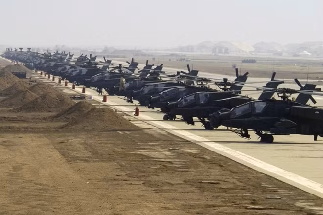 Dàn máy bay trực thăng của Mỹ tại căn cứ Al Asad năm 2004. Ảnh Không quân Mỹ.