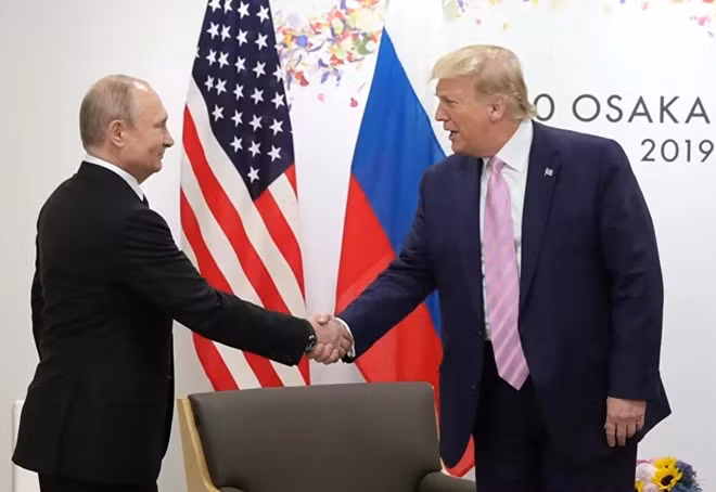 Ông Trump từng không ủng hộ việc bắt tay. Ảnh Getty Images.