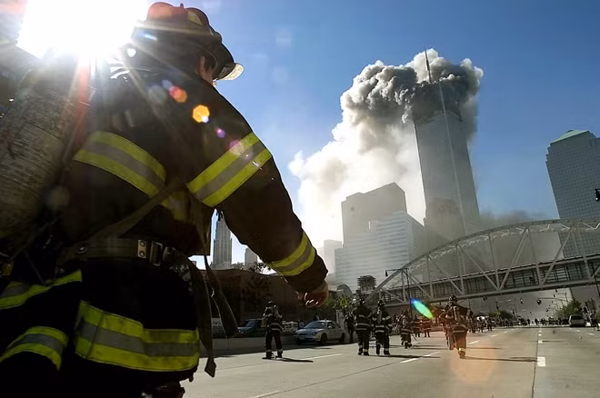 Lính cứu hỏa lao đến hiện trường vụ tấn công khủng bố.