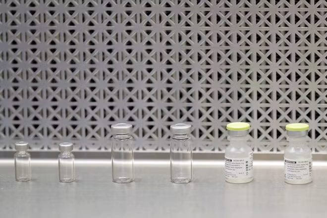 Mặc dù đây là loại vaccine tiềm năng đầu tiên được đưa vào thử nghiệm lâm sàng ở người, nhưng các loại vaccine khác cũng đang được thí nghiệm trên thế giới. Trước khi bất kỳ loại vaccine nào được đưa vào sử dụng, các nhà nghiên cứu phải chắc chắn rằng nó an toàn và hiệu quả.