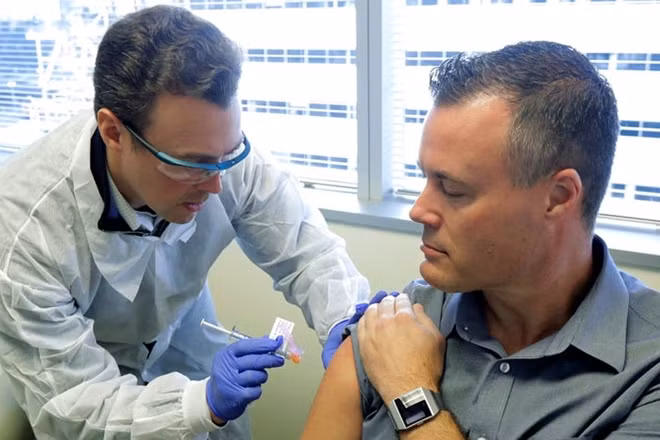 Vaccine này được tạo ra trong 42 ngày. Trong ảnh: Tình nguyện viên Neal Browning được tiêm vaccine.