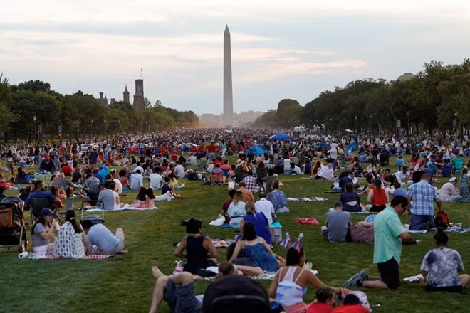 Người dân Mỹ thưởng thức màn pháo hoa từ Đài tưởng niệm Lincoln. Ảnh Reuters.