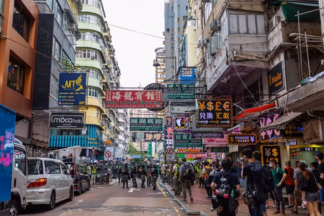 Một khu phố đông đúc ở Hong Kong. Ảnh Getty Images.
