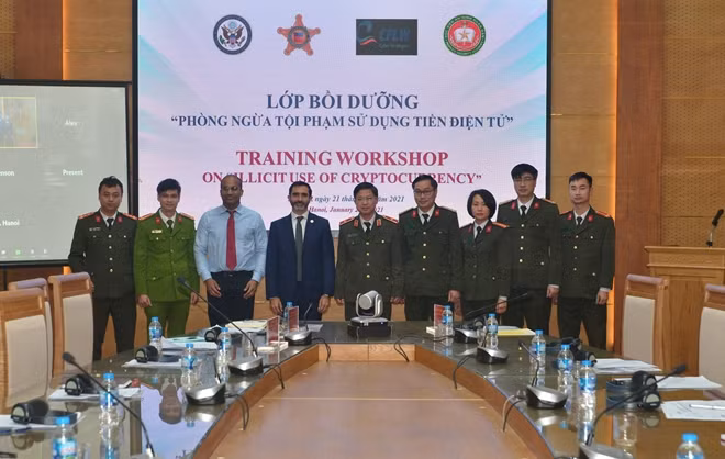 Thiếu tướng Trần Anh Vũ, Phó Giám đốc Học viện ANND và các đại biểu, học viên tham dự lớp bồi dưỡng.