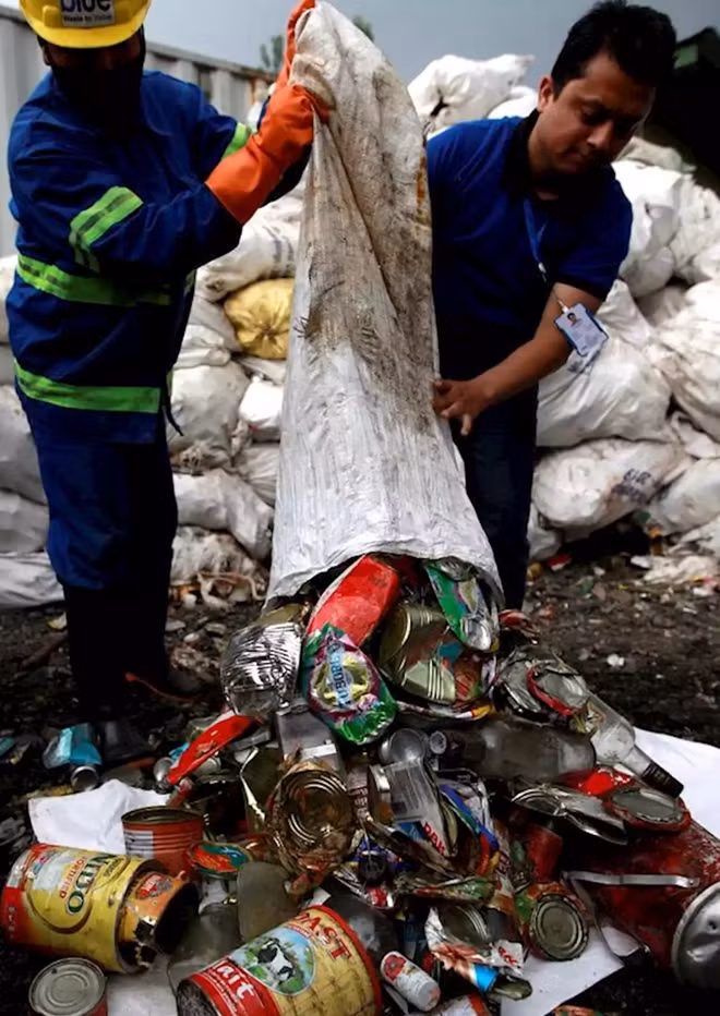 Rác thải thu thập từ khu vực núi Everest. Ảnh Reuters.