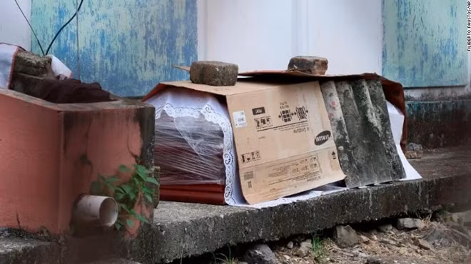 Nhà xác quá tải, nhiều quan tài người bệnh tử vong nằm trên đường phố chờ được xử lý. Ảnh Getty Images.