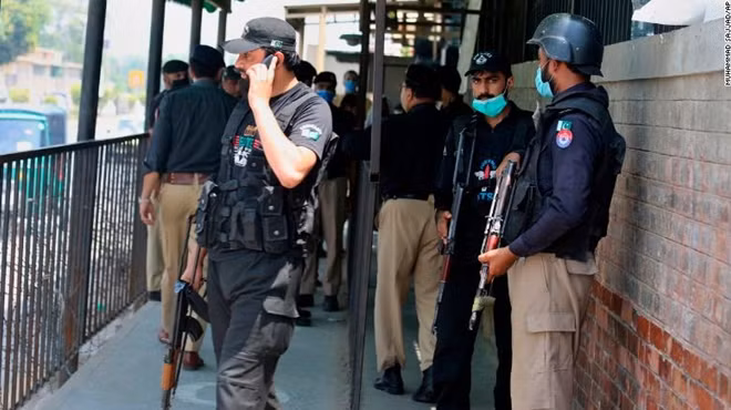 Cảnh sát Pakistan tập trung bên ngoài tòa nhà sau vụ việc. Ảnh Getty Images.