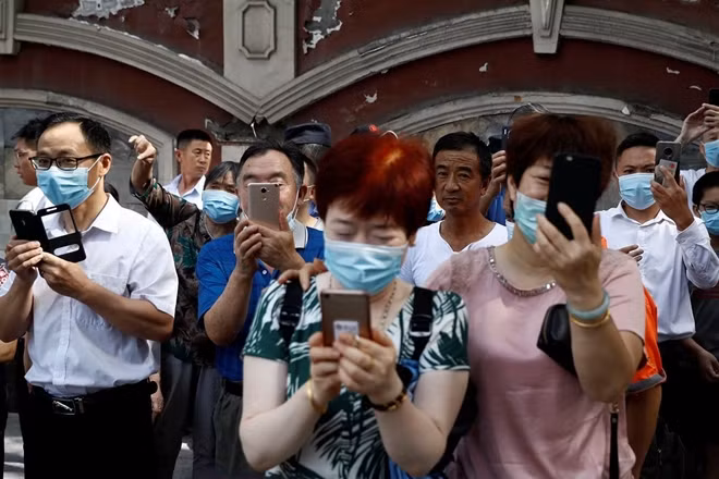 Người dân hiếu kỳ bên ngoài lãnh sự quán.