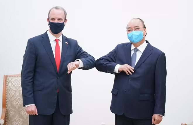 Thủ trướng Nguyễn Xuân Phúc tiếp Bộ trưởng Ngoại giao và Phát triển Vương quốc Anh Dominic Rabb. Ảnh: VGP.