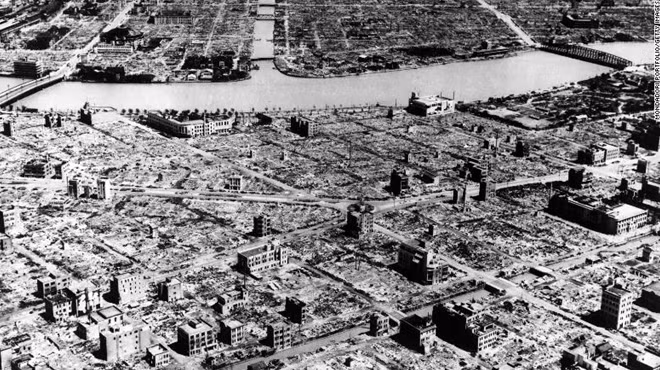 Tokyo bị thiêu cháy theo đúng nghĩa đen sau trận không kích 10/3/1945 của Mỹ. Ảnh Getty Images.