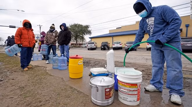 Người dân tại nhiều nơi ở Texas đang thiếu nước trầm trọng. Ảnh minh họa AP.