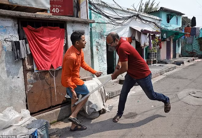 Lệnh giới nghiêm ở Ấn Độ kéo dài trong ba tuần, một động thái nhằm hạn chế sự lây lan của dịch. Ấn Độ là nước đông dân thứ hai và là nền kinh tế lớn thứ năm thế giới với các quan hệ kinh tế ở khắp nơi. Tuy nhiên, đất nước 1,3 tỷ dân này có vẻ như đang tránh được đòn giáng mạnh từ COVID-19. Theo thống kê mới đây, Ấn Độ có 492 ca nhiễm và 9 trường hợp tử vong.