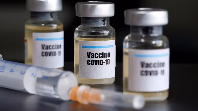 Vaccine COVID-19 cho nhiều người dân Mỹ có thể sẽ không miễn phí như dự kiến. Ảnh minh họa Reuters.