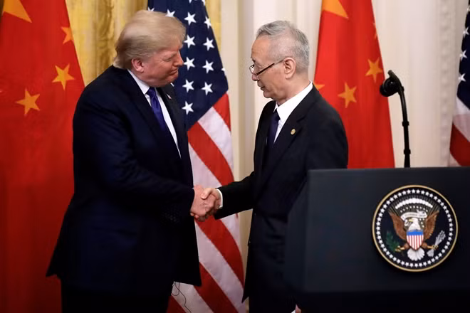 Tổng thống Mỹ Donald Trump và Phó Thủ tướng Trung Quốc Lưu Hạc. Ảnh NBC.