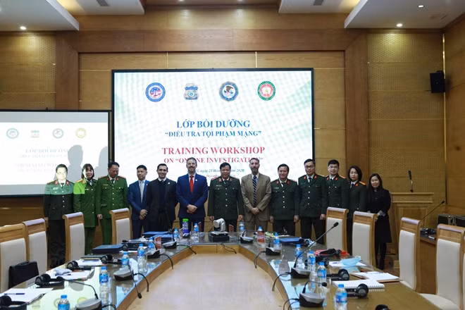 Thiếu tướng Lê Văn Thắng, Giám đốc Học viện ANND, ôngThomas Lyons, Giám đốc INL tại Việt Nam và các đại biểu, học viên tham dự lớp bồi dưỡng.