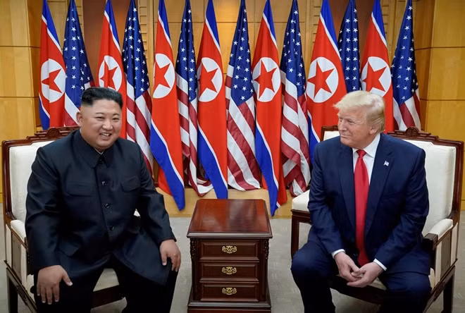 Hai nhà lãnh đạo Triều Tiên và Mỹ tại cuộc gặp thượng đỉnh ở Singapore. Ảnh Reuters.